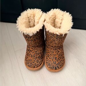 Girls Ugg Boots. Size 7.